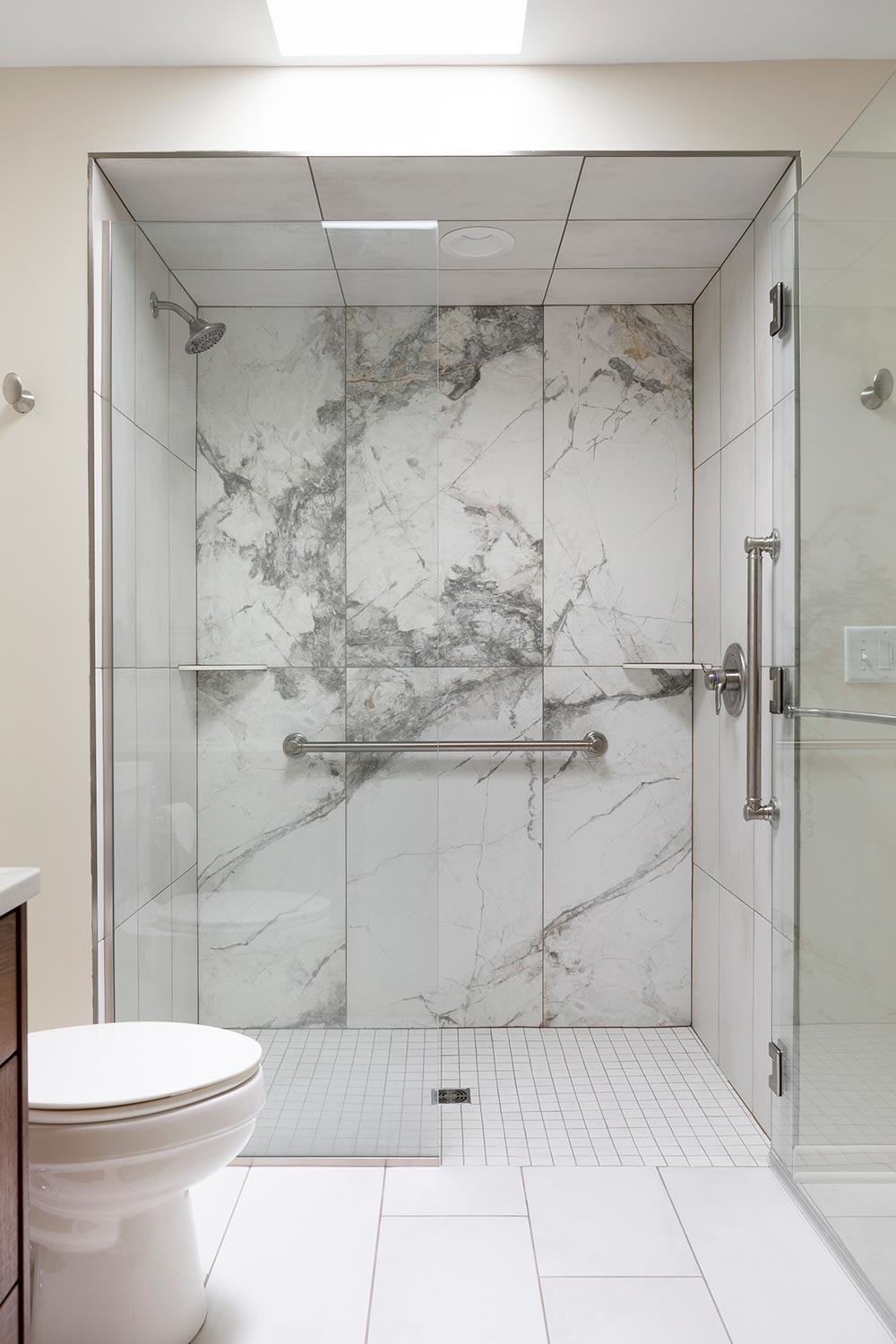 Curb-less floor in accessible design shower